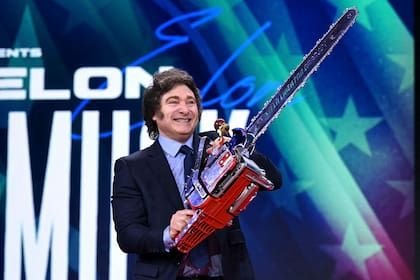 javier-milei-sostiene-una-motosierra-que-dice-FN3VO77ZQVAMTJOZANMRUTIK6M.jpg